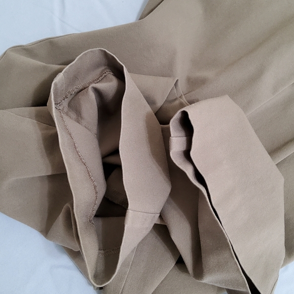 Ann Taylor Signature Khaki, Size 6, Waist 32" Inseam 30" Hips 40" comfy - Picture 7 of 7